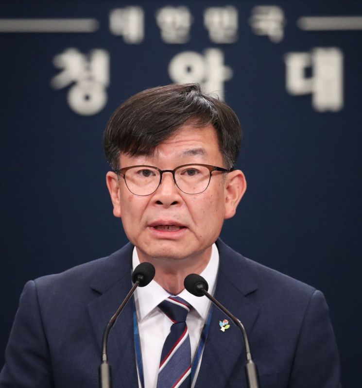 현안에 대해 브리핑 하는 김상조 정책실장
    (서울=연합뉴스) 이진욱 기자 = 김상조 전 청와대 정책실장이 지난 2020년 6월 21일 오후 춘추관에서 일본수출규제 대응, 부동산 대책, 한국판 뉴딜, 추경 등 현안에 대해 브리핑을 하고 있다. 2020.6.21
    cityboy@yna.co.kr
(끝)


＜저작권자(c) 연합뉴스, 무단 전재-재배포 금지＞