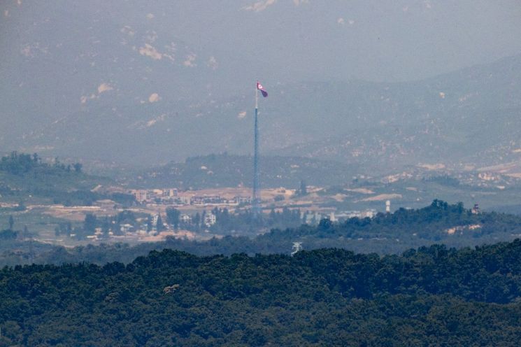 22일 경기도 파주시 접경지역에서 바라본 서부전선 비무장지대(DMZ)에서 북한 기정동 마을의 인공기가 펄럭이고 있다.