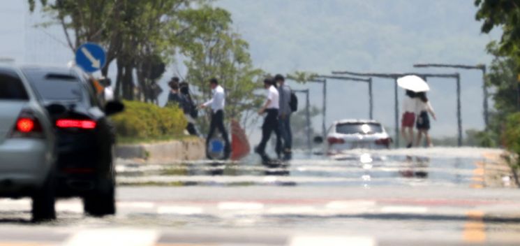 [오늘날씨] 무더운 여름 날씨 지속…"체감 온도 33도 이상"