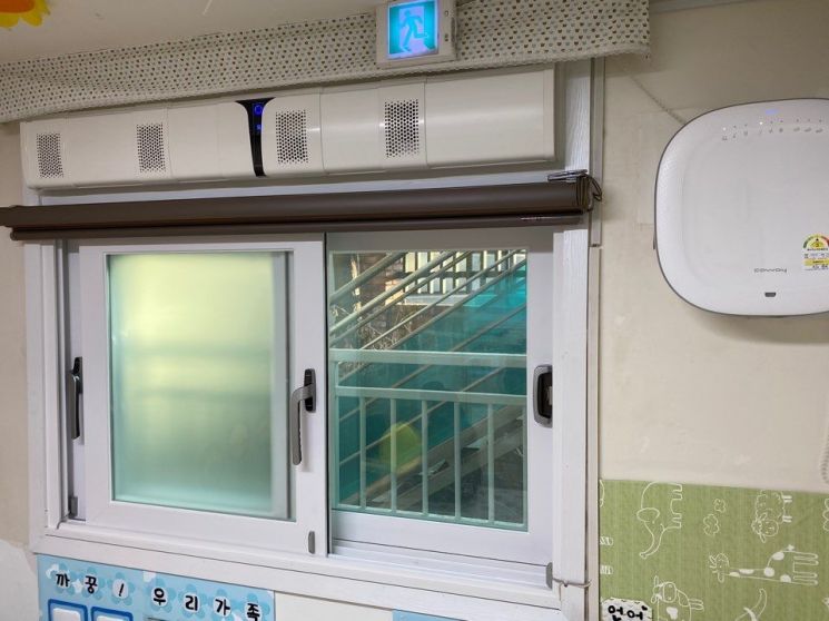 미세먼지 농도에 따라 IoT 측정기와 연동된 환기시스템이 자동으로 가동되는 하이브리드 공기청정기