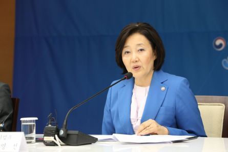 박영선 상생조정위원회 위원장이 공정경제 실현 등에 대해 이야기를 하고 있다.