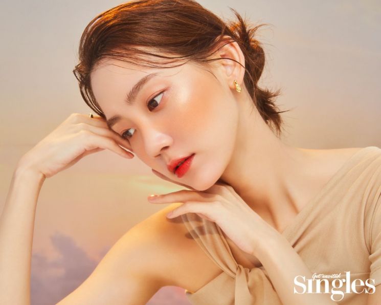 신현빈, 자체발광 뷰티 화보