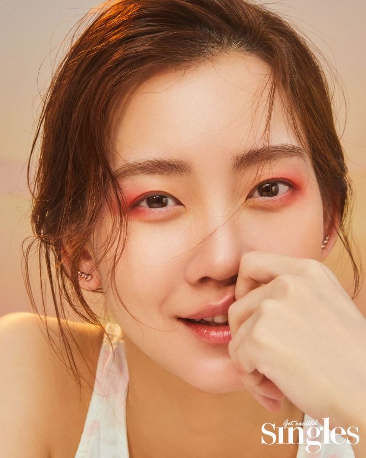 신현빈, 자체발광 뷰티 화보