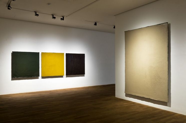 [갤러리산책] 수행하듯 색으로 좋은 기운을 쌓아가다