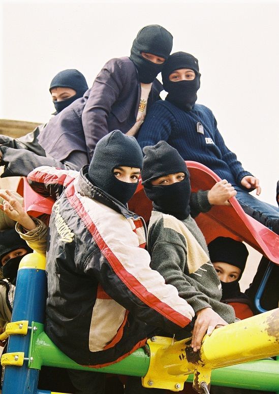 에르칸 오즈겐 '어른의 놀이', 2004, 단채널 비디오, 컬러, 사운드, 3분 56초.  [사진= 국립현대미술관]