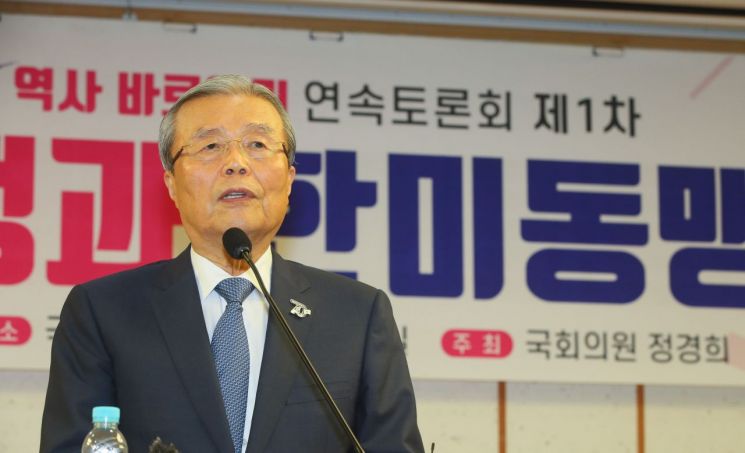 김종인 미래통합당 비상대책위원장이 22일 국회 의원회관에서 정경희 의원실 주최로 열린 '6·25전쟁 70주년 기념토론회, 6·25전쟁과 한미동맹'에서 발언하고 있다 [이미지출처=연합뉴스]