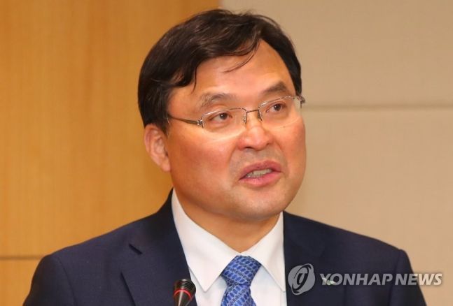구본환 인천국제공항공사 사장이 22일 오후 인천국제공항 제1여객터미널 해당화실에서 1천900여명 보안검색 노동자들 직접 고용 관련 브리핑을 하고 있다/사진=연합뉴스