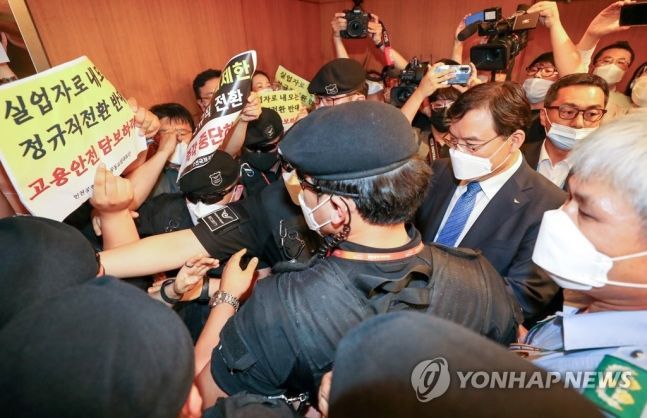 22일 인천국제공항 제1여객터미널에서 보안검색 노동자 정규직화 관련 브리핑을 마친 구본환 인천국제공항공사 사장이 브리핑실을 나와 엘리베이터로 이동하던 중 직원들의 거센 항의를 받고 있다/사진=연합뉴스