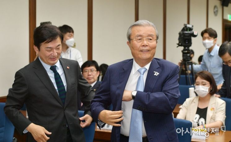 김종인 미래통합당 비대위원장과 원희룡 제주도지사가 23일 국회에서 열린 사회안전망 4.0 정책 토론회에 참석하고 있다./윤동주 기자 doso7@