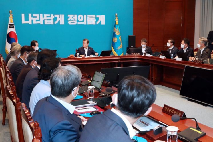문재인 대통령이 23일 청와대에서 열린 국무회의 및 수도권 방역 대책회의에서 발언을 마친 뒤 정세균 국무총리와 대화하고 있다. [이미지출처=연합뉴스]