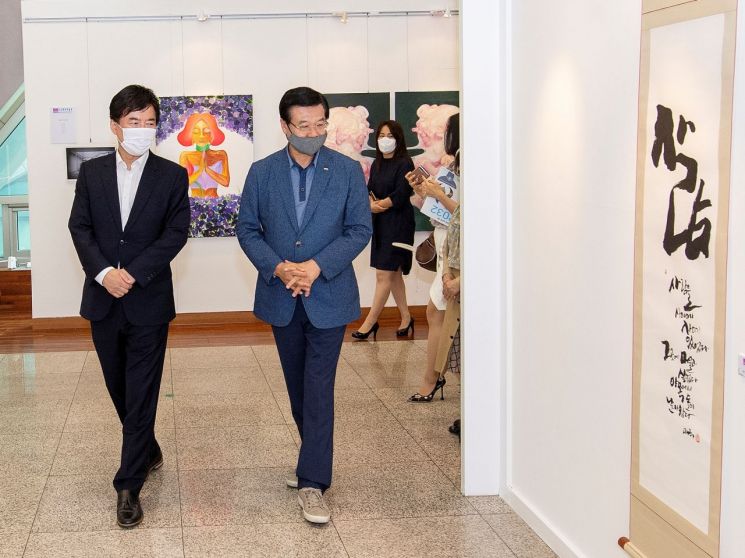 [포토]성장현 용산구청장 '2020 용산평화예술전' 개막식 참석