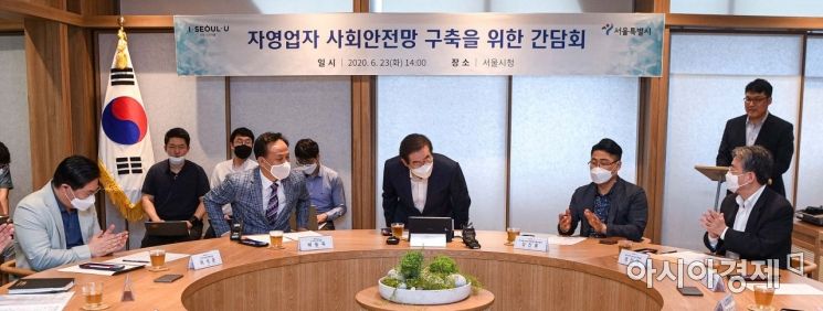 [포토]인사하는 박원순 서울시장