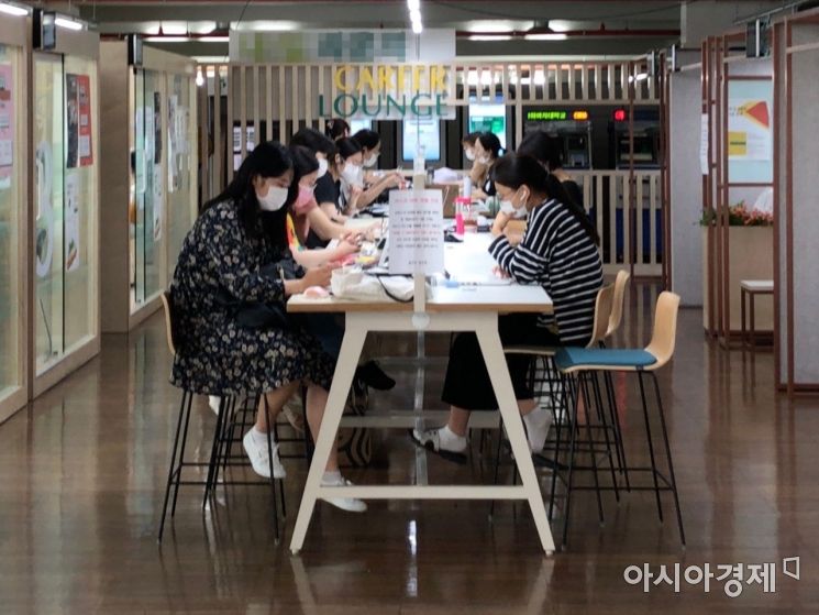 [르포]"이게 공정이냐, 노력 배신당했다" '인국공' 정규직 전환…취준생·대학생 '분통'