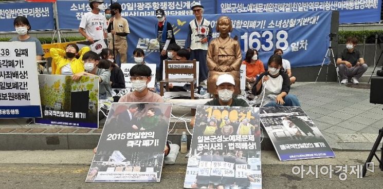 23일 오후 7시 서울 종로구 옛 일본대사관 앞 소녀상 앞에서 ‘반아베반일청년공동행동’ 소속 대학생들이 집회를 이어가고 있다. 이들은 소녀상과 자신의 몸을 밧줄로 묶고 소녀상에 집회신고를 한 보수단체에 자리를 내줄 수 없다며, 연좌시위에 들어갔다. 사진=한승곤 기자 hsg@asiae.co.kr