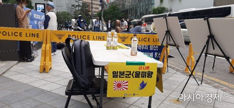소녀상 바로 옆에 설치한 보수단체 회원들의 선전물. 사진=한승곤 기자 hsg@asiae.co.kr