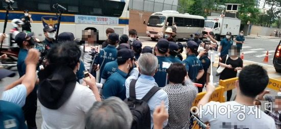 23일 오후 7시50분께 서울 종로구 옛 일본대사관 앞 소녀상 앞에서 보수단체 진보단체 소속 회원들의 물리적 출동이 발생했다. 앞서 한 보수단체는 소녀상 인근에 집회 신고를 해, 이에 반대하는 진보단체와의 충돌이 우려된 바 있다. 사진=한승곤 기자 hsg@asiae.co.kr