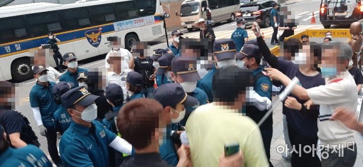 23일 오후 7시50분께 서울 종로구 옛 일본대사관 앞 소녀상 앞에서 보수-진보단체 소속 회원들간 물리적 출동이 발생했다. 사진=한승곤 기자 hsg@asiae.co.kr