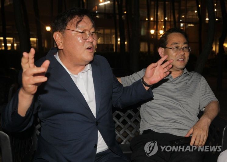 김 원내대표와 주 원내대표가 커피숍에서 대화를 나누는 모습. / 사진=연합뉴스