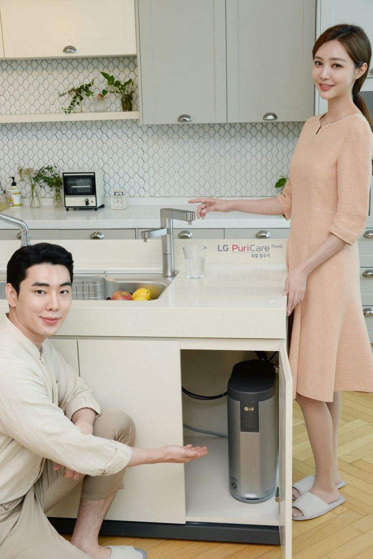 LG전자 모델들이 26일 출시되는 LG 퓨리케어 듀얼 정수기를 소개하고 있다.