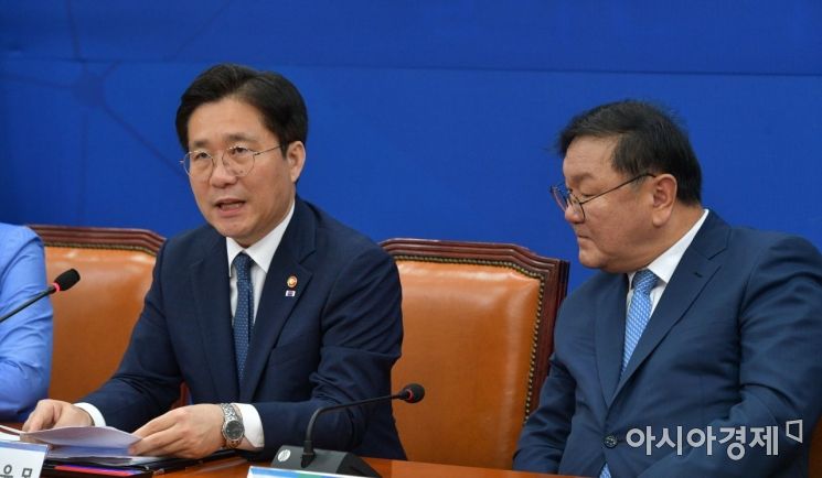 성윤모 산업통상자원부 장관(왼쪽)이 지난 6월24일 국회에서 열린 소재·부품·장비 산업 현안점검회의에 참석해 모두발언을 하는 모습./윤동주 기자 doso7@