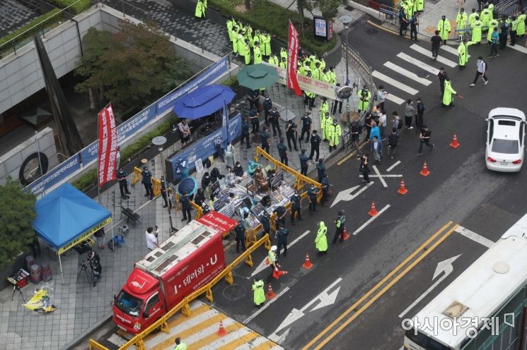반아베반일청년학생공동 소속 대학생들이 24일 서울 종로구 옛 일본대사관 앞에서 보수단체의 평화의 소녀상 앞 집회 선점에 반발하며 연좌농성을 하고 있다. /문호남 기자 munonam@