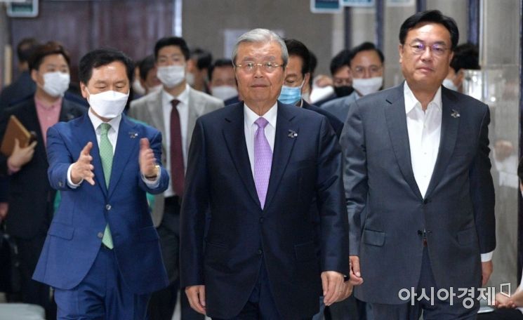 김종인 미래통합당 원내대표가 24일 국회에서 열린 최고위원-중진의원 연석회의에 참석하고 있다./윤동주 기자 doso7@