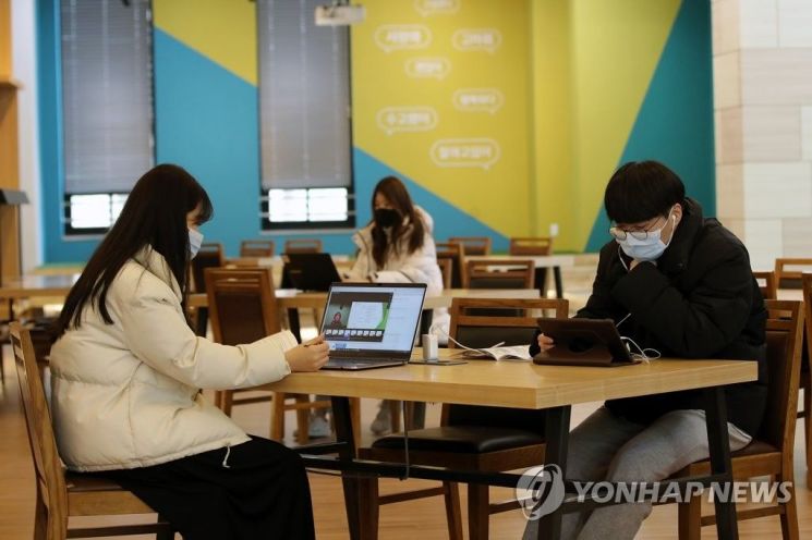 지난 3월16일 오전 광주 남구 광주대학교 도서관에서 재학생들이 온라인 강의로 수업을 듣고 있다. / 사진=연합뉴스