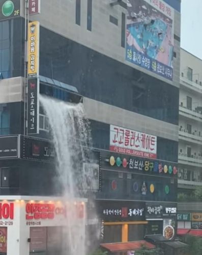 24일 경기도 의정부시 민락동2지구 중심상가에 있는 상가건물 4층 사우나 겸 실내수영장 물탱크가 파손돼 건물 벽면이 붕괴되고 주변 일대가 침수 피해를 입었다. [이미지출처=연합뉴스]