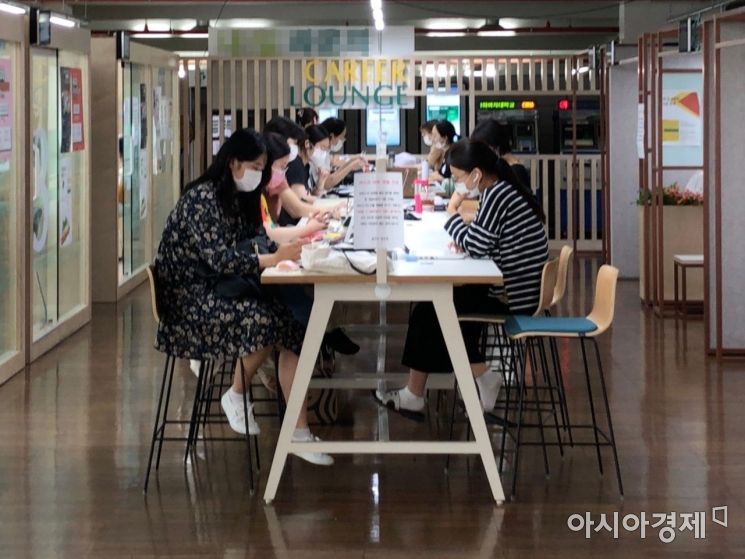 지난 23일 오후 3시15분 서울의 한 대학. 학생들이 공부에 몰두하고 있다/사진=강주희 인턴기자 kjh818@