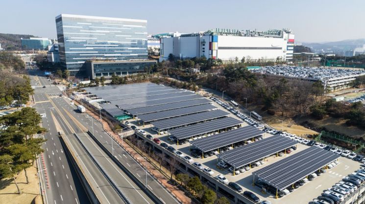 삼성전자 기흥캠퍼스 주차타워에 설치된 총 3600장, 1500KW 규모의 태양광 발전 시설