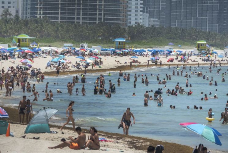 코로나19 하루 감염자가 5000명을 넘어선 플로리다주의 한 해변에 많은 인파가 몰려있다. [이미지출처=EPA연합뉴스]