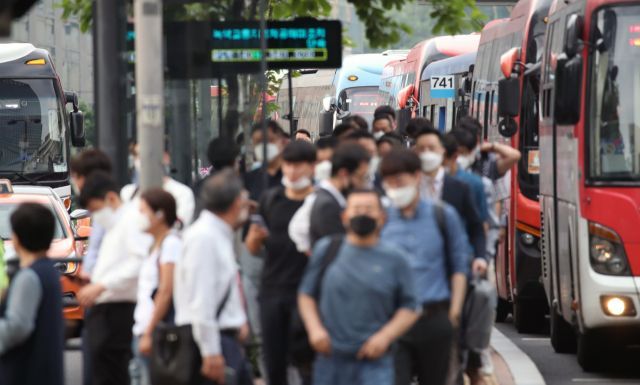 지난 15일 서울 중구의 한 버스 정류장에서 마스크를 쓰고 이동하는 시민들. 사진은 기사 특정 표현과 무관함. [이미지출처=연합뉴스]