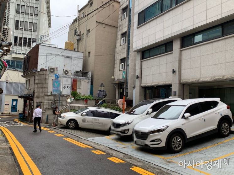 어린이 보호 구역(스쿨존) 내에 있는 경사진 주차장에 주차된 차량들. 스쿨존이다보니 어린이들이 많이 다니고, 또 돌발상황이 많을 수밖에 없어, 이 주자창은 `하준이법` 준수가 시급해 보인다. 사진=김슬기 인턴기자 sabiduriakim@asiae.co.kr