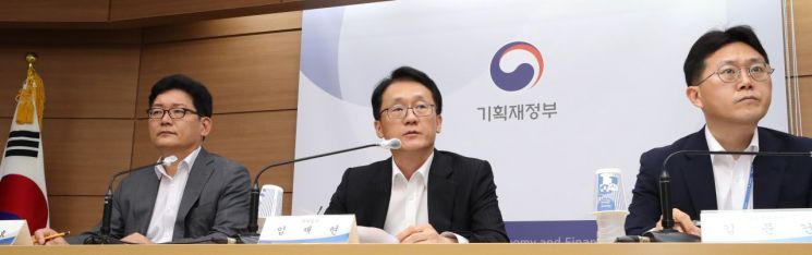 임재현 기획재정부 세제실장(가운데)이 지난달 24일 정부세종청사에서 '금융세제 선진화 추진 방향'과 관련해 브리핑하는 모습.(사진제공=연합뉴스)