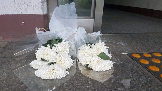 방화 살인 참사 아파트에 놓인 하얀 국화./사진=연합뉴스