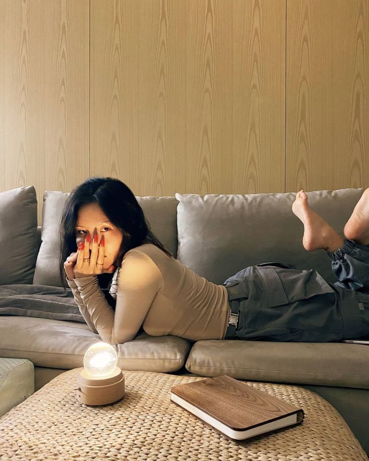 화사의 레드 네일.