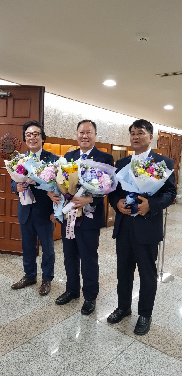 김인호 서울시의회 의장(가운데)와 김기덕 부의장(왼쪽), 김광수 부의장 당선자가 25일 오후 서울시의회 본회의장 앞에서 언론 인터뷰를 갖고 있다.
