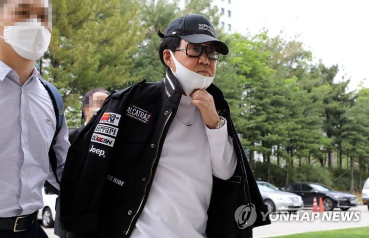 지난달 28일 공개변론에 참석하기 위해 대법정으로 향하는 가수 조영남/사진=연합뉴스