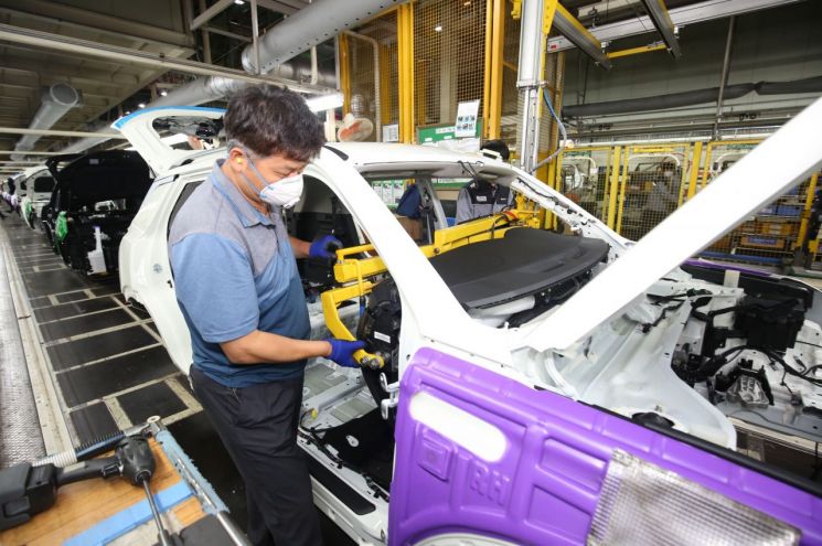 쌍용자동차 직원이 25일 쌍용차 평택공장 차체 생산라인에서 조립 작업을 하고 있다.