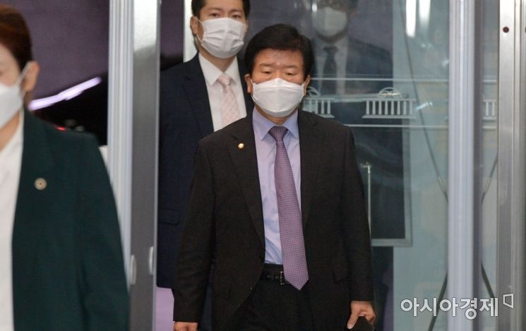 박병석 국회의장이 26일 국회 본청으로 출근하는 도중 발열체크를 하고 있다. 민주당은 추경안 처리를 위해 이날 국회 본회의에서 18개 상임위원장 처리를 박 의장에게 공식 요청했다./윤동주 기자 doso7@