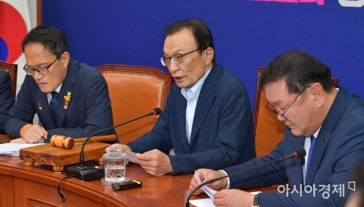 이해찬 더불어민주당 대표가 26일 국회에서 열린 최고위원회의에 참석, 모두발언을 하고 있다./윤동주 기자 doso7@