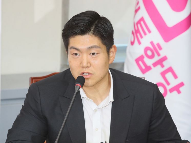 김재섭 미래통합당 비상대책위원이 지난 1일 국회에서 열린 비상대책위원회의에서 발언하고 있다. [이미지출처=연합뉴스]
