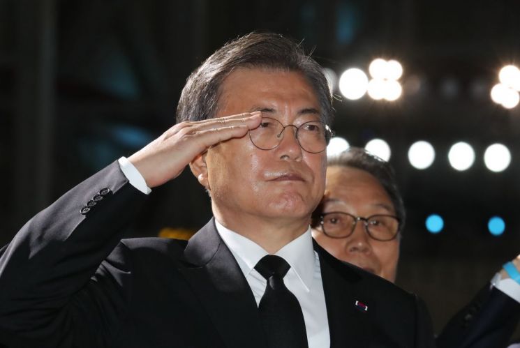 문재인 대통령이 25일 서울공항에서 열린 6·25전쟁 70주년 행사에서 봉송되는 국군 전사자 유해를 향해 거수경례하고 있다. <이하 사진=연합뉴스>
