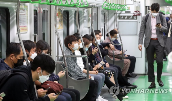 서울 지하철 2호선. 승객들이 스마트폰에 집중하고 있다. [이미지출처=연합뉴스]