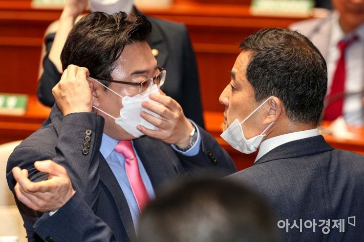 [포토]의견 나누느 김성원 원내수석-박대출 의원