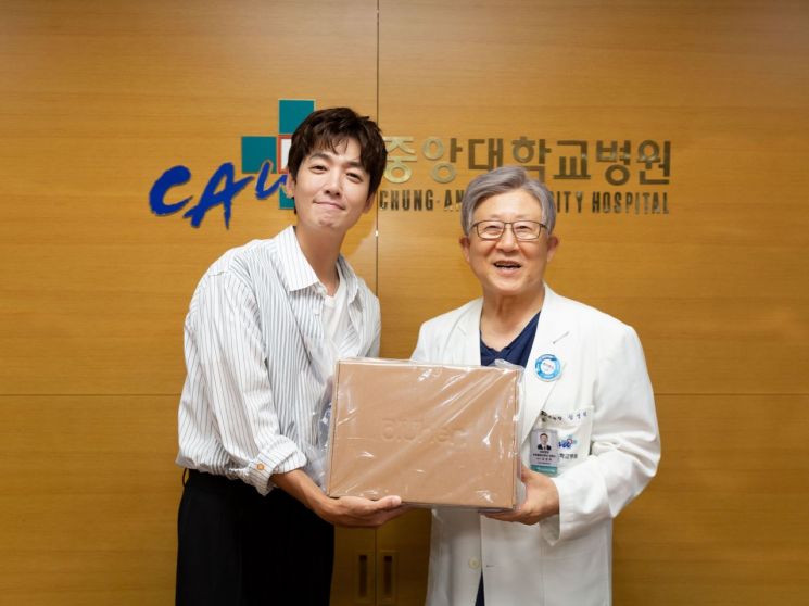 [포토] "코로나19 의료진 응원합니다" 중앙대병원 찾은 배우 정경호