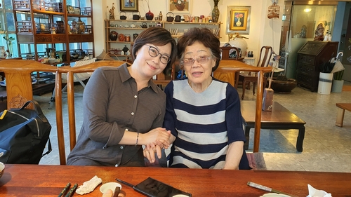 일본군 위안부 피해자 이용수 할머니(오른쪽)와 이나영 정의기억연대 이사장이 26일 오후 대구 남구의 한 카페에서 만났다. 사진=이용수 할머니 측근 제공