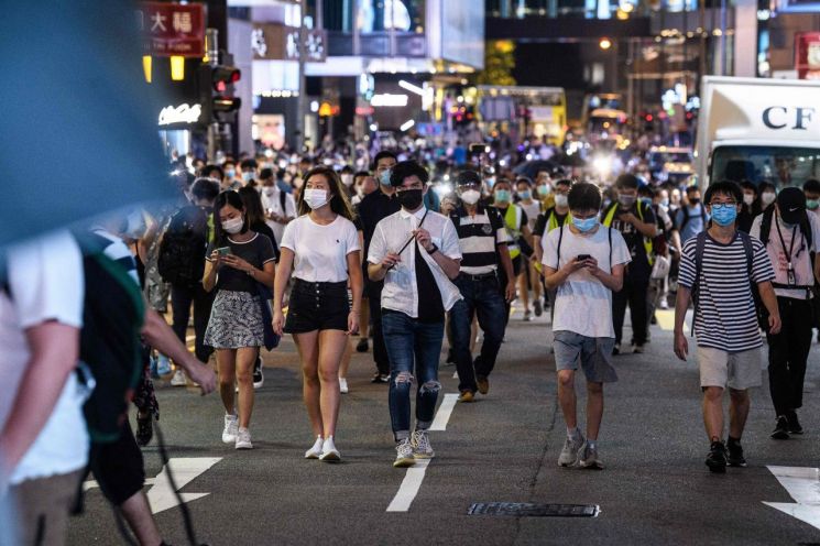 홍콩의 민주화를 요구하는 시민들이 지난 9일 '범죄인 인도 법안'(송환법) 반대 100만명 시위 1주년을 맞아 시내 센트럴 지구의 거리를 행진하고 있다. [이미지출처=연합뉴스]