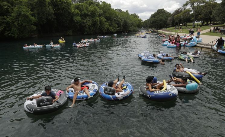 텍사스주 코멀 강가에서 시민들이 튜브를 이용해 물놀이를 하고 있다. [이미지출처=AP연합뉴스]