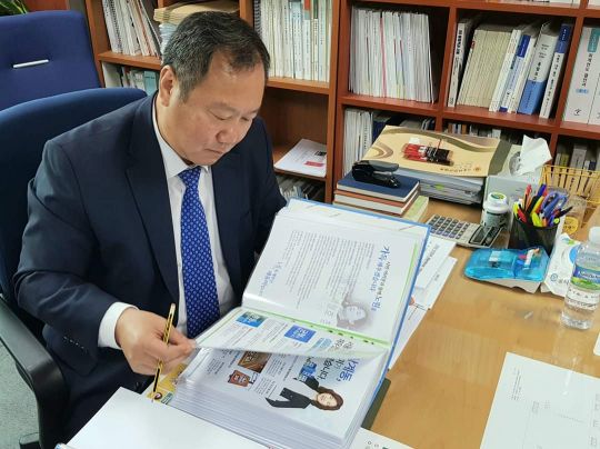 김인호 후보가 의원들 1명 1명의 공약집을 살펴보고 있다.